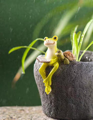 Frog and turtle figurines